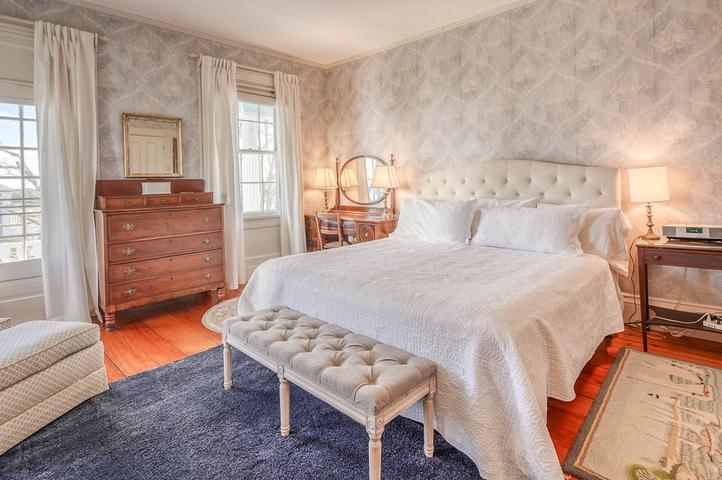 21%2DCaptain%20Morse%20House%202nd%20Floor%2DMaster%20%E2%80%93%20King%20Bed%20off%20the%20front%20porch%20fireplace%20elevator%20%28bedroom%201%29%2DCaptain%20Morse%20House%2D407%2Ejpeg