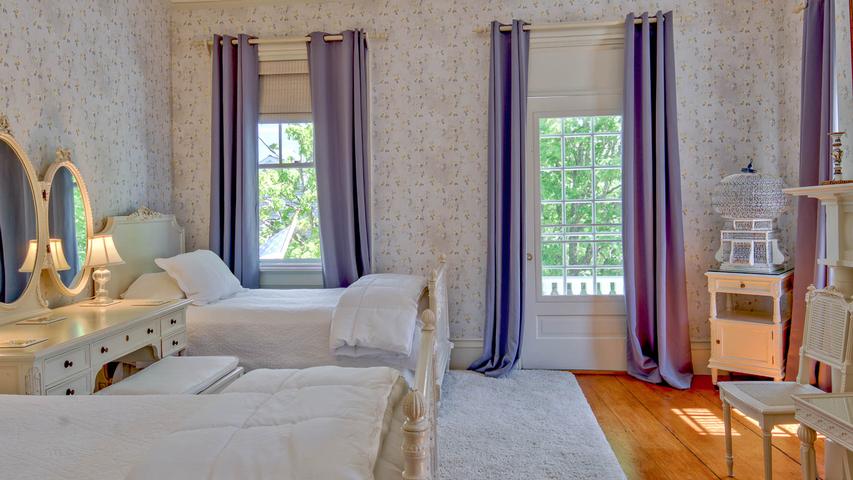 23%2DCaptain%20Morse%20House%202nd%20Floor%2DTwo%20Twin%20beds%20off%20the%20front%20porch%2C%20fireplace%20%28bedroom%202%29%2D113%5FLg%2Ejpeg