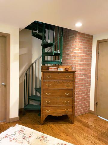 24c%20stairs%20to%20sleeping%20loft%2Ejpg