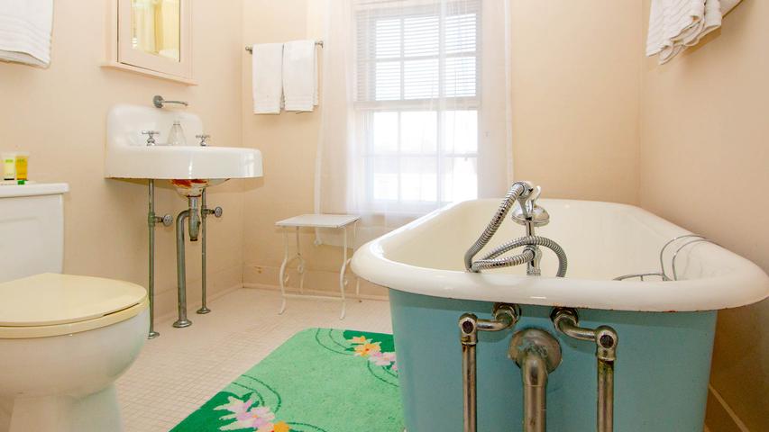 391%2DCaptain%20Morse%20House%2D3rd%20Floor%20Bath%207%2DIMG%5F8938%2Ejpeg