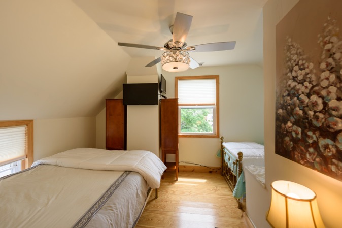55%20Samoset%20Final%2D52%20Bedroom%20THREE%20Flatscreen%20Queen%20and%20Twin%20Bed%2Ejpg