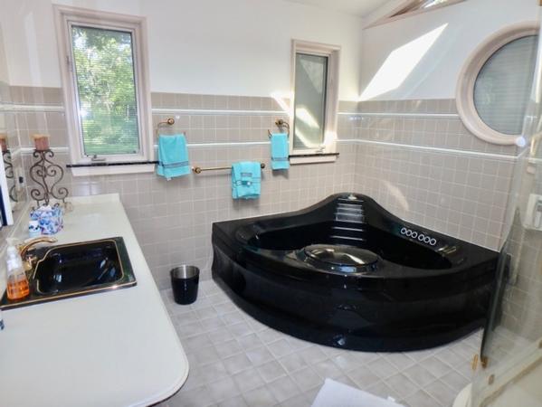 Berlin%5FJacuzziTub%2Ejpg