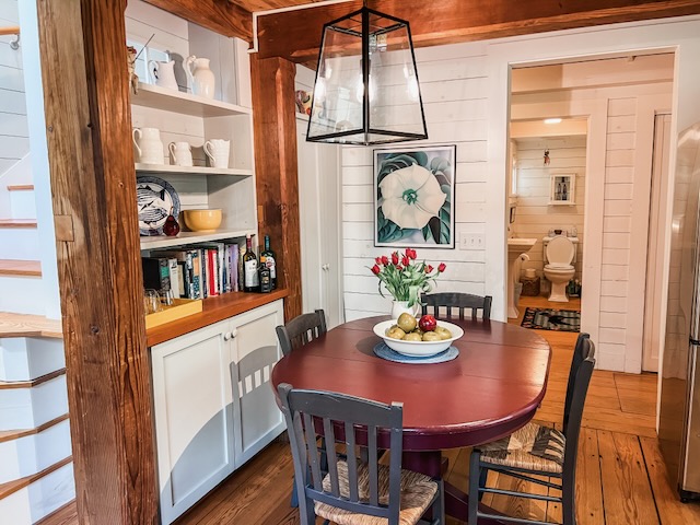 Simmons%20Dining%20Table%2Ejpeg