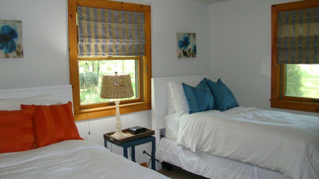Valis%2C%20twin%20bedroom%2Ejpg