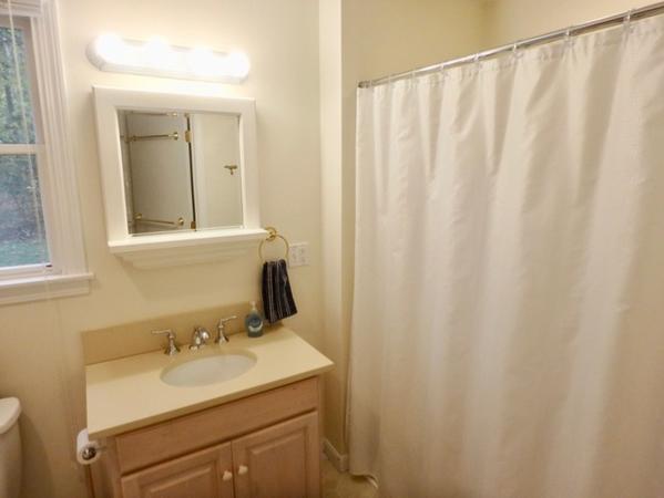 drape%20guest%20full%20bath%2Ejpg
