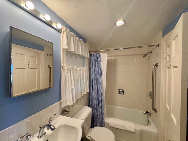 drum%20guest%20house%20twins%20ensuite%20bath%2Ejpeg