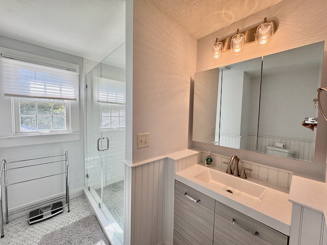 fal%20ensuite%20bath%20%26%20shower%20up%2Ejpeg