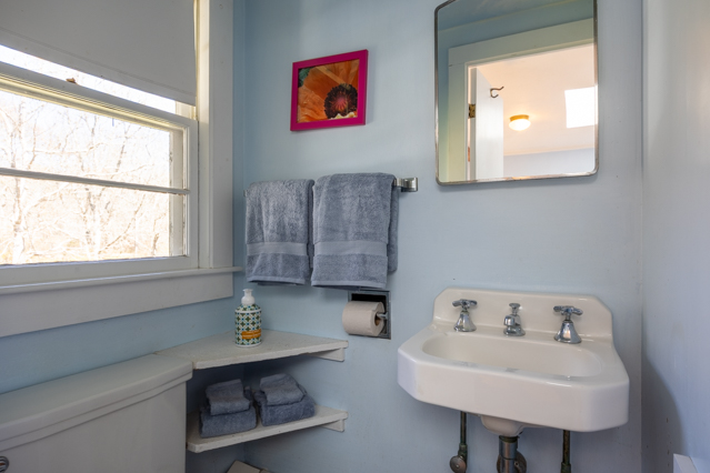 halp%20half%20bath%20in%20full%20bedroom%2024%2Ejpg