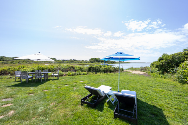 kwauk%20chairs%20and%20water%2Ejpg