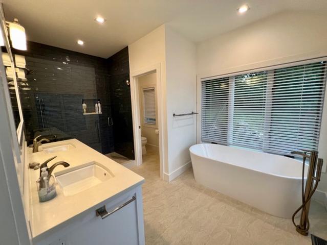 meyer%20ensuite%20up%20with%20tub%2Ejpg