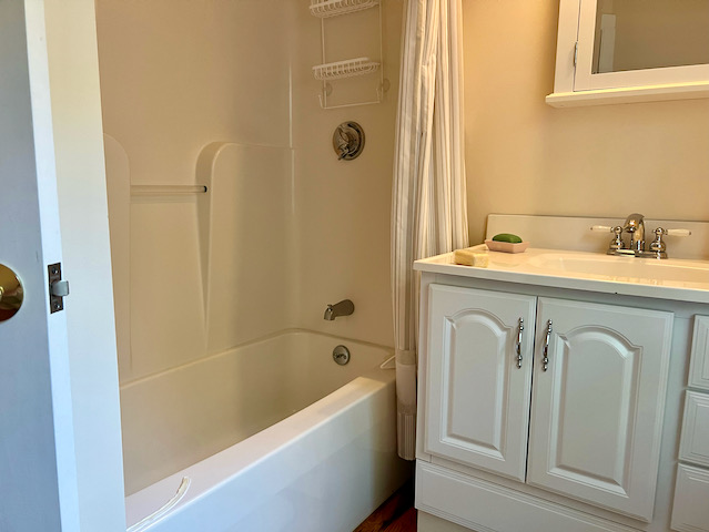 mont%20shared%20bath%2024%2Ejpeg