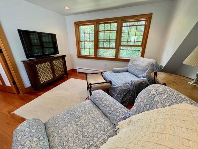 purv%20sitting%20area%20up%20main%20house%2Ejpg
