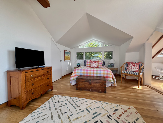 sch%20upstairs%20bed%20and%20tv%2Ejpeg